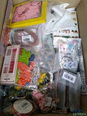 une boîte pleine d'objets assortis qui se trouvent dans la boîte