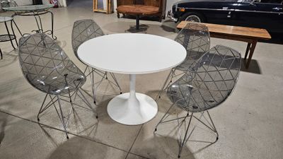 Table ronde à pied tulipe en plastique moulé et plateau en m…