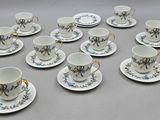 les nombreuses tasses et soucoupes qui se trouvent sur la table