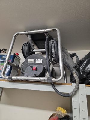 une étagère métallique sur laquelle sont posés des outils, dans un garage