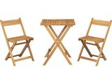 deux chaises en bois et une table sur laquelle est posée une petite table