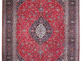 un tapis rouge orné d'un médaillon
