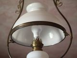 une lampe suspendue au plafond de la pièce