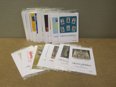 un lot de cartes posées sur une table