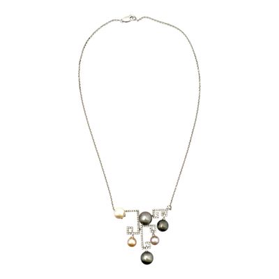 un collier noir et blanc orné de perles, monté sur une chaîne en argent