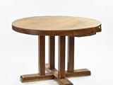 une image représentant une table ronde en bois à quatre pieds