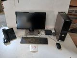 un ordinateur de bureau posé sur une table avec un clavier et une souris