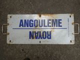 un panneau posé au sol sur lequel on peut lire « Angoulême NX08 »