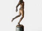 une image représentant une statue en bronze d'une femme sur un socle