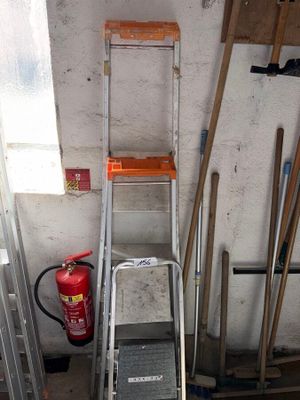 beaucoup d'outils et une échelle dans une pièce
