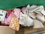 une boîte pleine de vêtements posée sur le sol