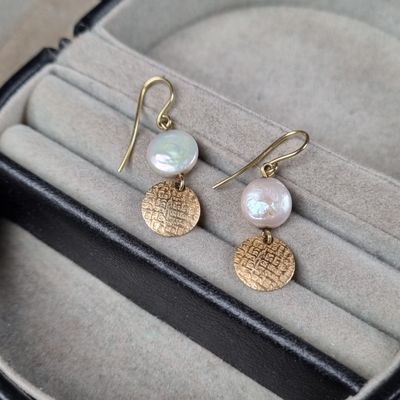 boucles d'oreilles plaquées or, ornées de perles et d'une pièce de monnaie