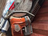 un tas d'outils posé sur un plancher en bois