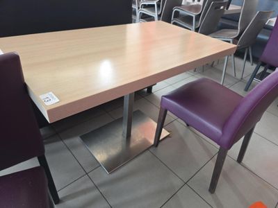 une table et des chaises dans un restaurant au sol carrelé