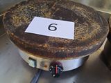 une grande casserole portant un numéro, posée sur une table