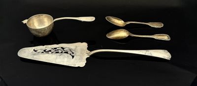 cinq cuillères et une cuillère doseuse posées sur une table