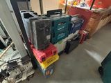 un grand nombre de boîtes empilées sur une étagère