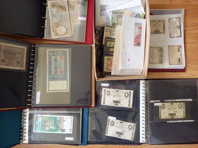 tout un tas de timbres de toutes sortes posés sur une table