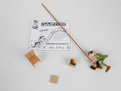 figurines représentant un homme muni d'une canne et d'une pancarte