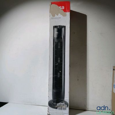 un ventilateur noir posé sur une table blanche