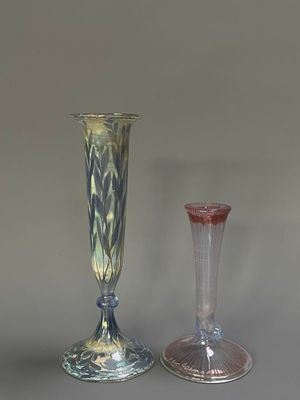 deux vases en verre posés l'un à côté de l'autre sur une table
