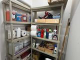 une pièce avec beaucoup d'objets sur les étagères