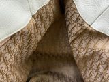 un gros plan sur une veste blanche et marron