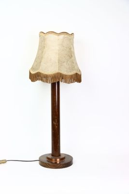 une lampe posée sur une table et munie d'un abat-jour