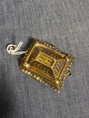 une image représentant un pendentif plaqué or orné d'une croix