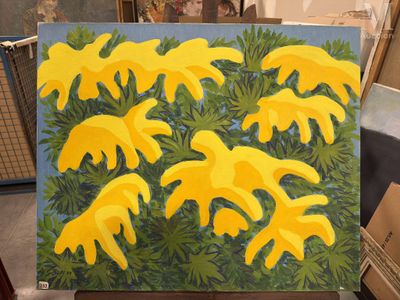 un tableau représentant un bouquet de fleurs jaunes posé sur un chevalet