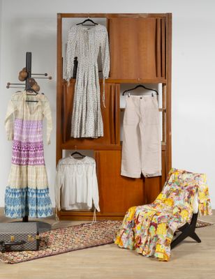 une photo d'un placard contenant des vêtements et une chaise