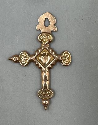 l'image d'une croix en or sur un fond gris