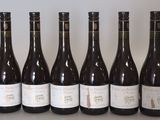 six bouteilles de vin alignées sur une table
