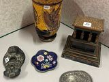 un grand nombre d'objets posés sur une table