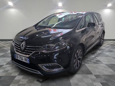 La camionnette noire est garée sur un sol en damier dans un garage.