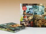 trois livres sont empilés sur une table