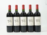 six bouteilles de vin sont alignées sur une surface blanche
