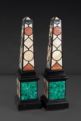 Paire d'obélisques décoratifs en marqueterie de marbres poly…