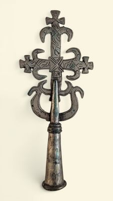 une image représentant une croix fixée sur un mât sur lequel est placée une autre croix