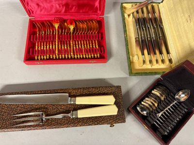une boîte contenant de nombreux types de couteaux et de cuillères