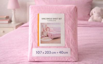 une photo d'un lit recouvert d'un ensemble de draps roses
