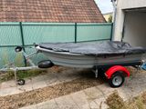 un bateau posé sur une remorque dans la cour
