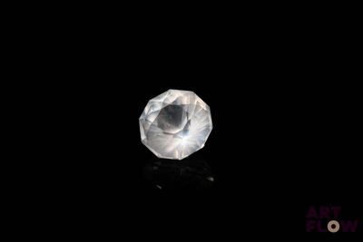 gros plan d'un diamant blanc sur une surface noire