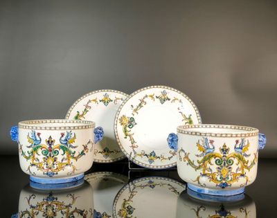 trois tasses et soucoupes posées sur une table