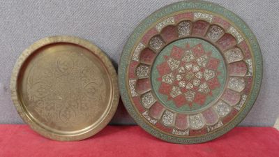 deux plateaux métalliques posés l'un à côté de l'autre sur une table