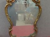 un miroir posé sur une table rouge
