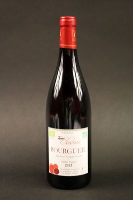 une bouteille de vin posée sur une table