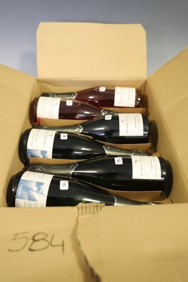 plusieurs bouteilles de vin se trouvent dans un carton sur une table