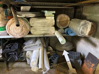 une étagère remplie d'objets divers dans une pièce