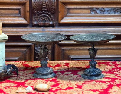 deux bougies posées sur une nappe rouge
